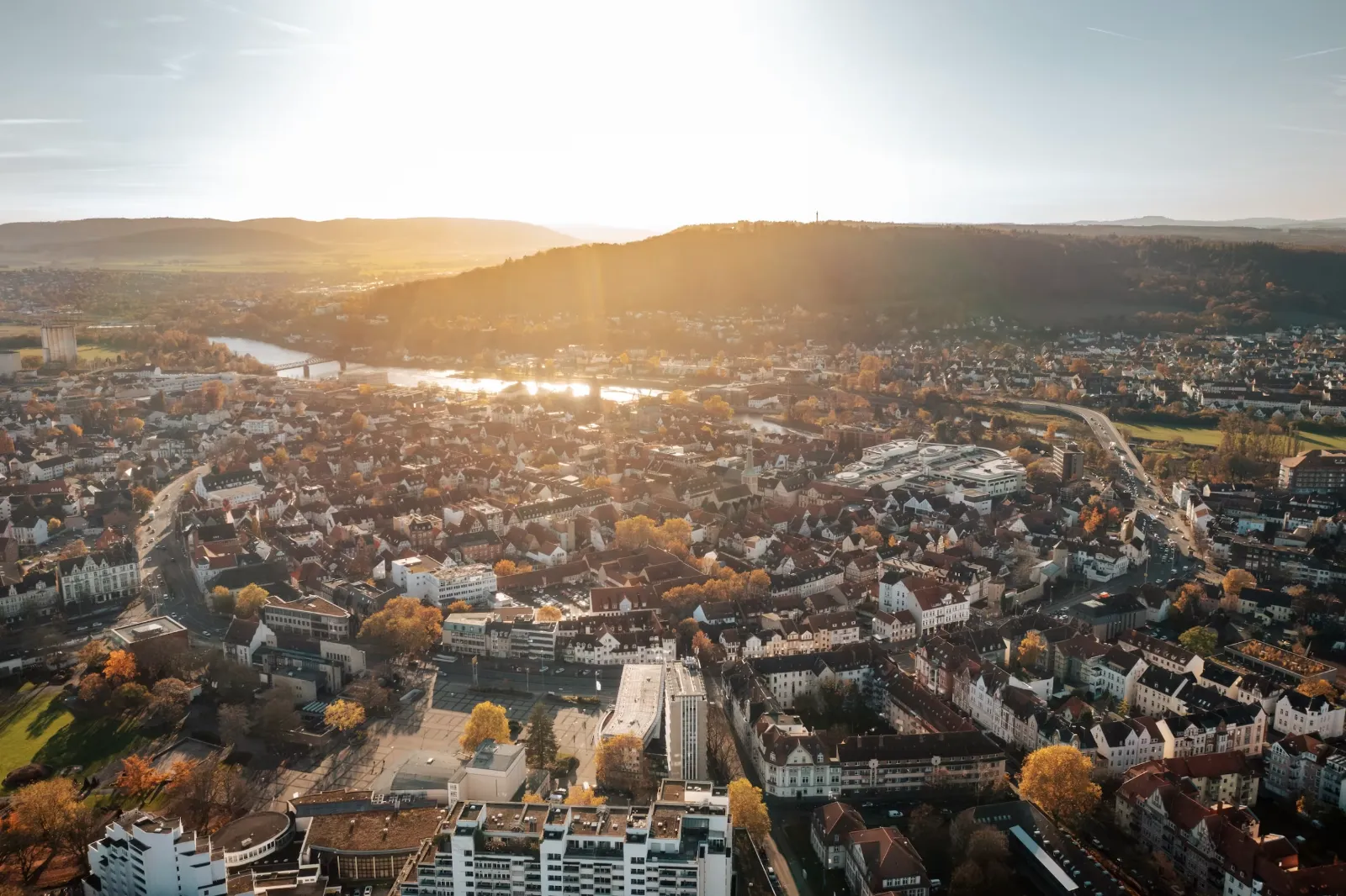 Luftaufnahme von Hameln an der Weser in der Abendsonne